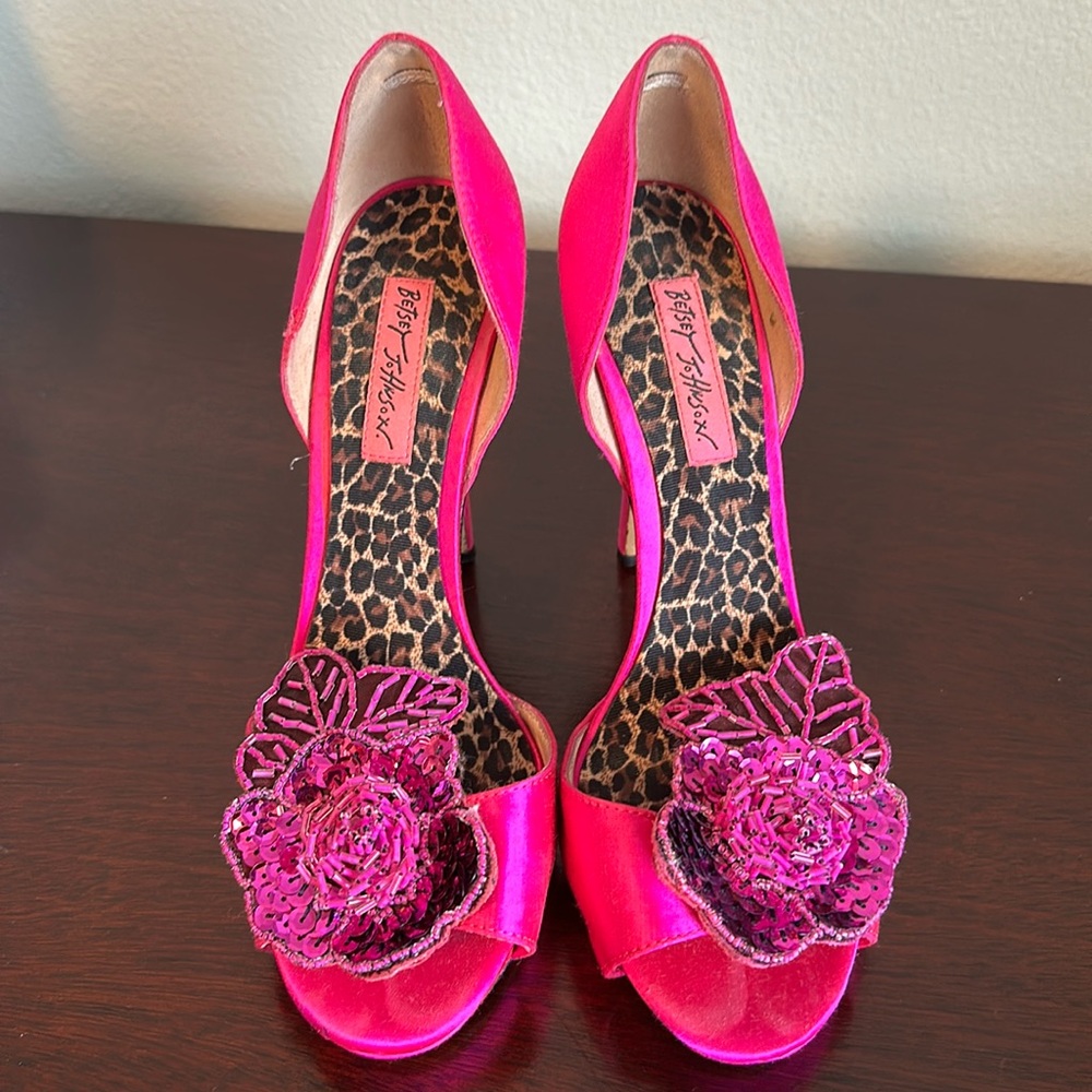 EUC Betsey Johnson Pink Floral Heels